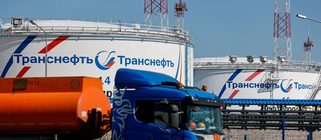 Ein Tanklastzug steht in der Nähe von Öltanks in der Region Moskau. (Archivbild vom 8.6.2022)
