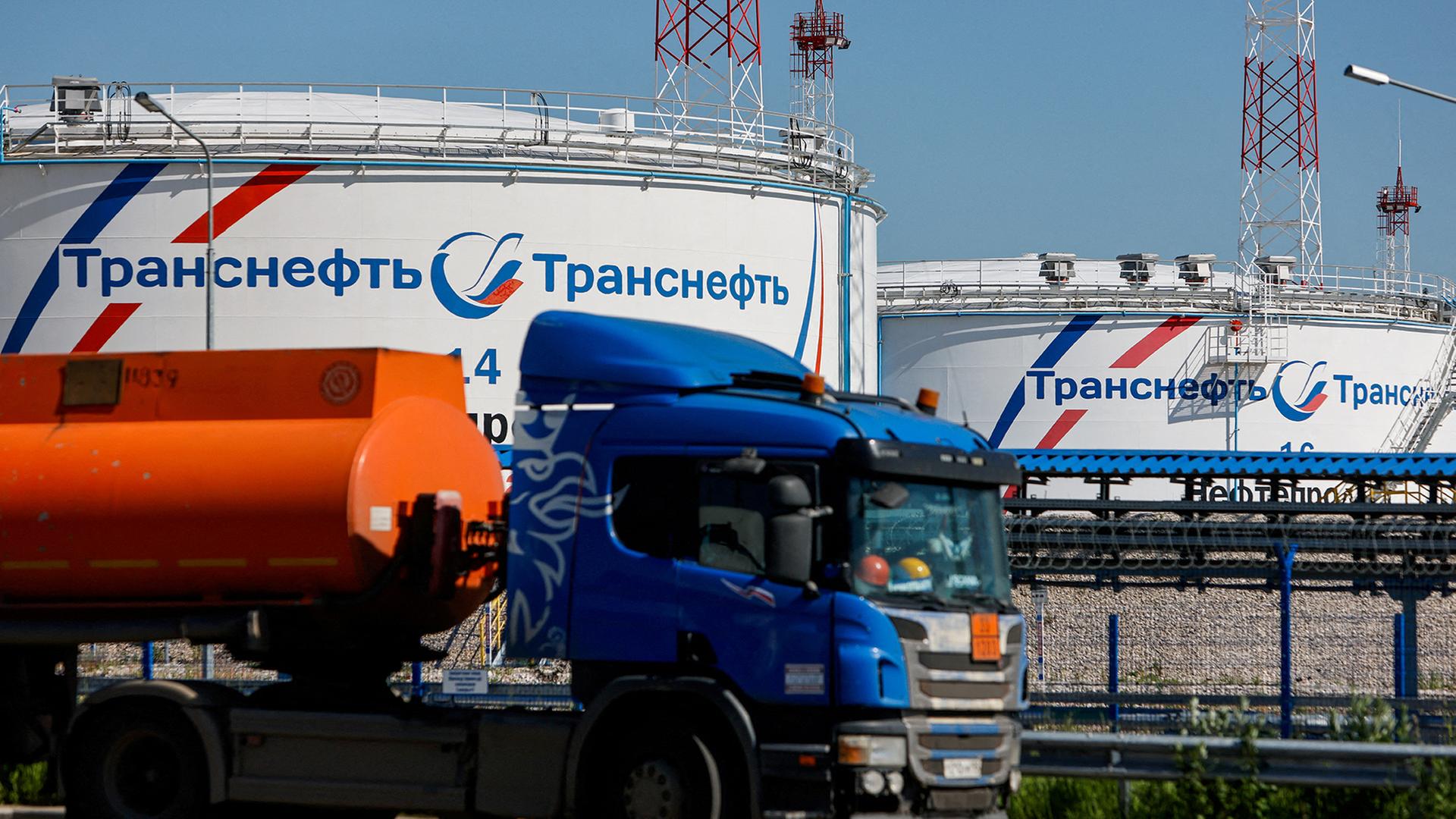 Ein Tanklastzug steht in der Nähe von Öltanks in der Region Moskau. (Archivbild vom 8.6.2022) | REUTERS