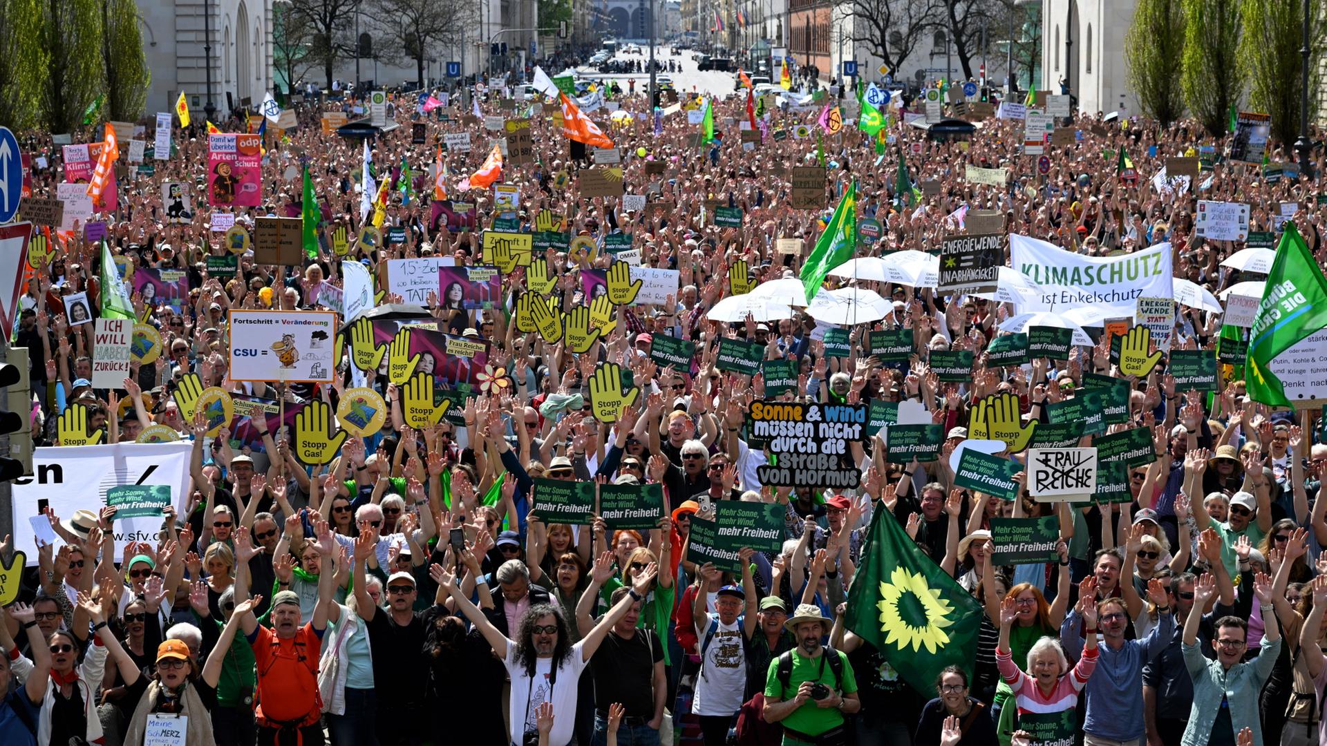 Menschen demonstrieren in München für eine schnellere Energiewende | Felix Hörhager/dpa