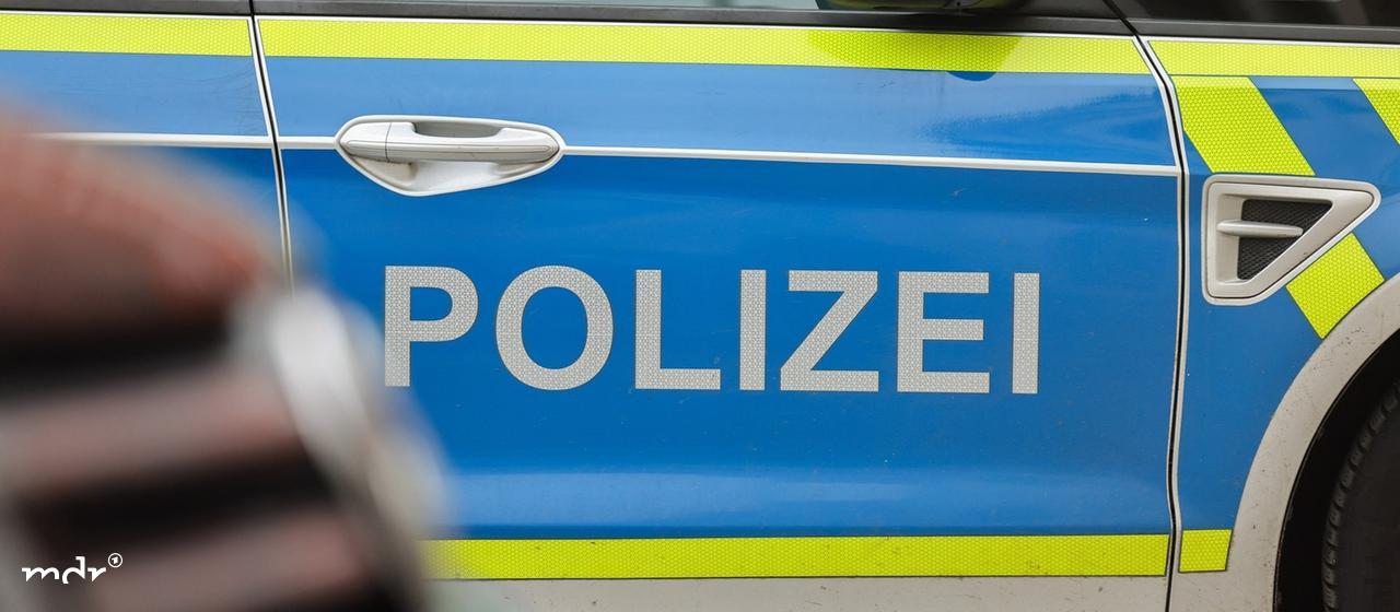 Ein Streifenwagen der Landespolizei parkt auf dem Marktplatz