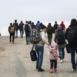Flüchtlinge laufen im Bezirk Edirne in der Türkei Richtung griechischer Grenze.