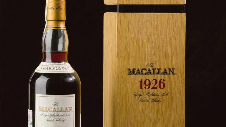 Eine Flasche des 60 Jahre alten Macallan 1926 Single Malt aus Schottland.