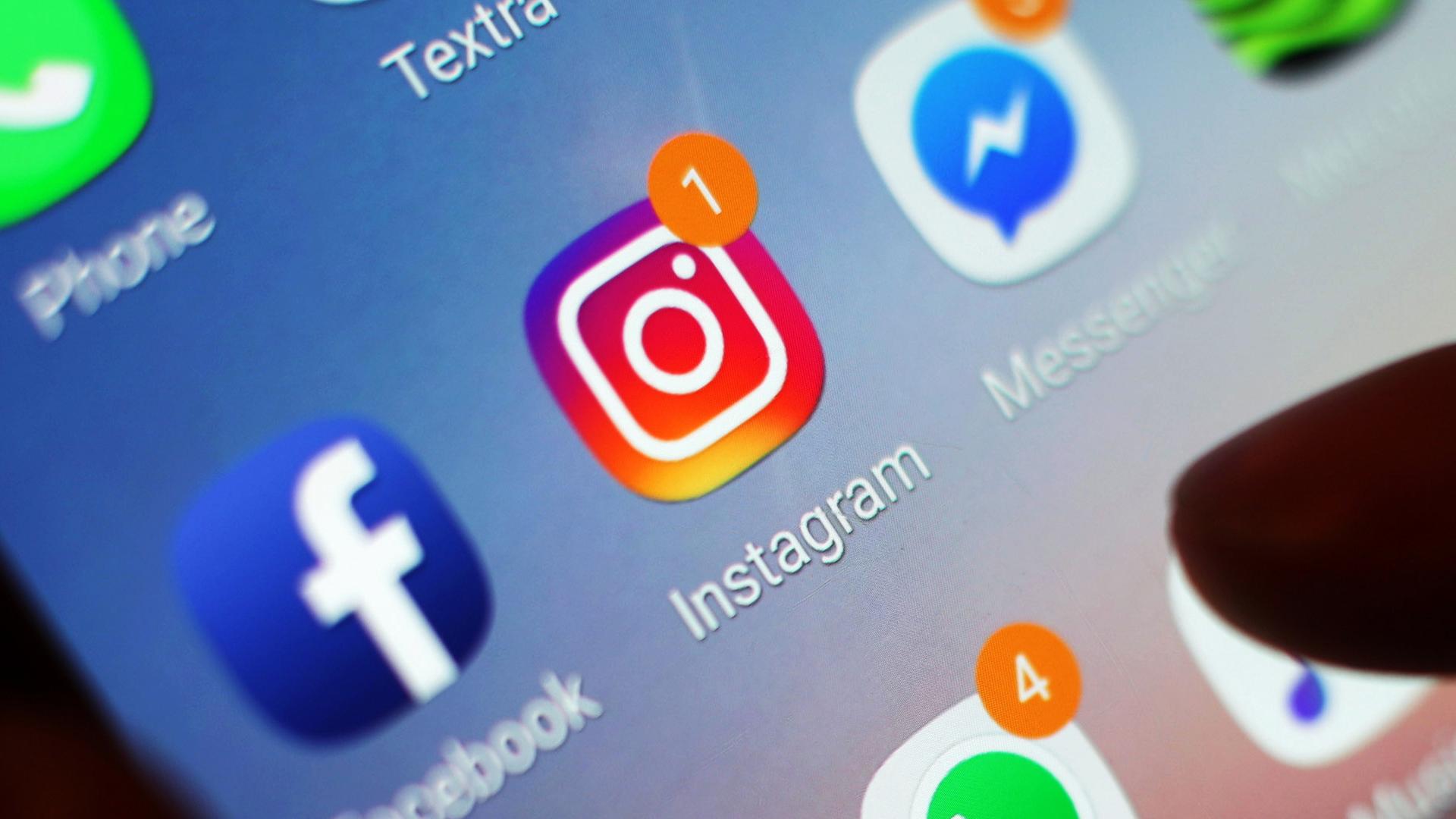 Das Logo der facebook- und Instagram-App wird auf einem Smartphonedisplay angezeigt. | dpa