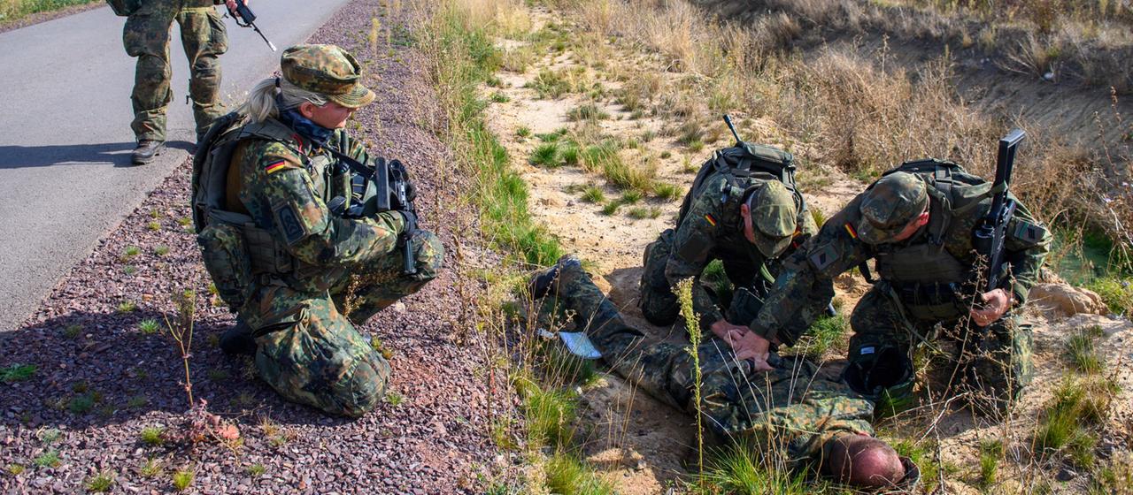 Soldaten des Heimatschutzregiments 4 nehmen während der Übung "Vigilant Roland II" einen Übungsteilnehmer fest.