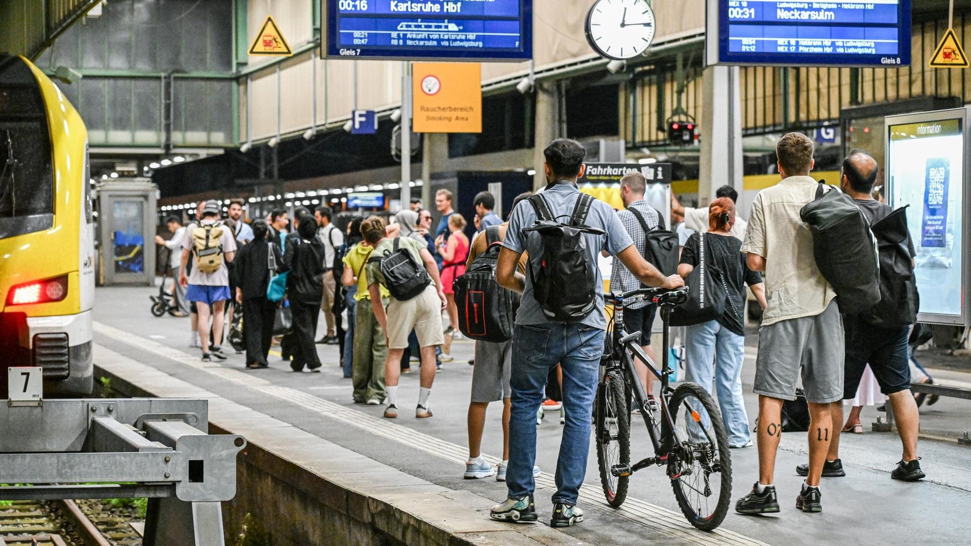 朝のベルリン交通情報：鉄道の遅延に注意、高速道路で事故、猛暑が続く