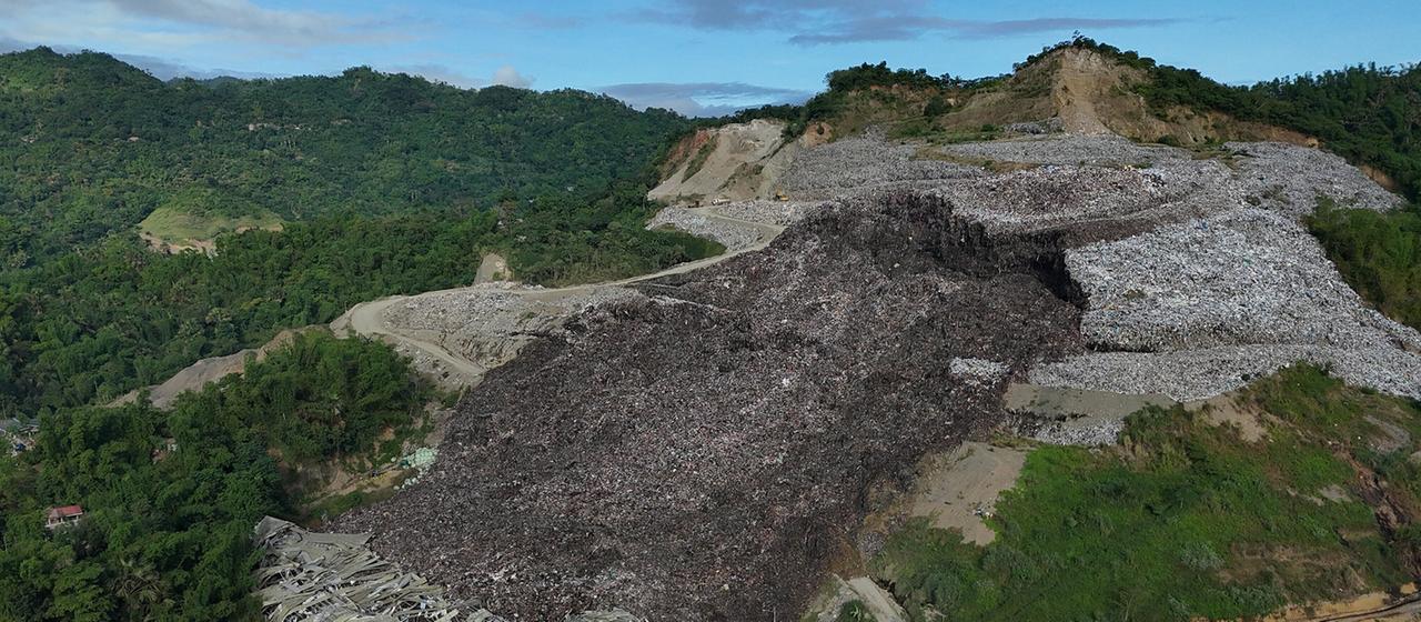 Luftaufnahme eines riesigen Müllbergs in Binaliw (Philippinen).