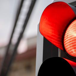 Eine rote Ampel von nahem.