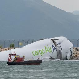 Rettungskräfte in Booten vor verunglücktem Frachtflugzeug