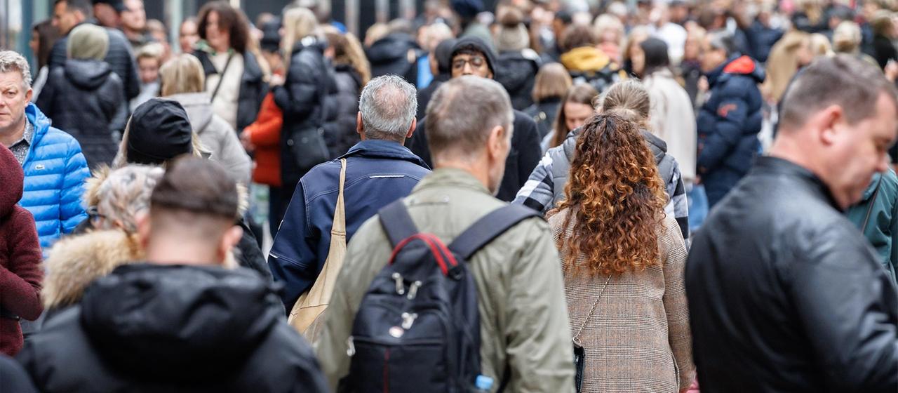 Menschen in einer Hamburger Fußgängerzone