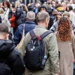 Menschen in einer Hamburger Fußgängerzone