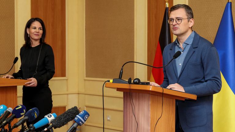 Außenministerin Baerbock und ihr ukrainischer Amtskollege Kuleba bei einer Pressekonferenz in Odessa