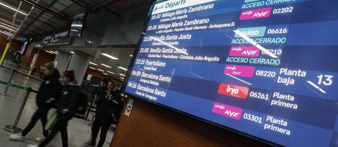 Bahnhof in Madrid mit Anzeige der ausgefallenen Züge