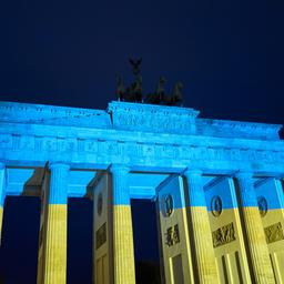 Das Brandenburger Tor wird vor einer Gedenkveranstaltung zum dritten Jahrestag des russischen Angriffs auf die Ukraine in den ukrainischen Nationalfarben angestrahlt. 