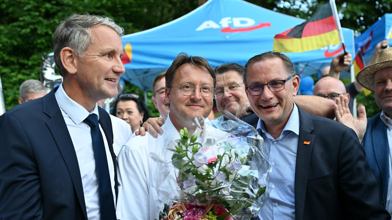 Der Wahlsieger des Thüringer Landkreises Sonneberg, Robert Stuhlmann (AfD, M), steht mit Björn Höcke (AfD, l) und Tino Chrupalla (AfD, 2.v.r.) auf der AfD-Wahlparty |  dpa