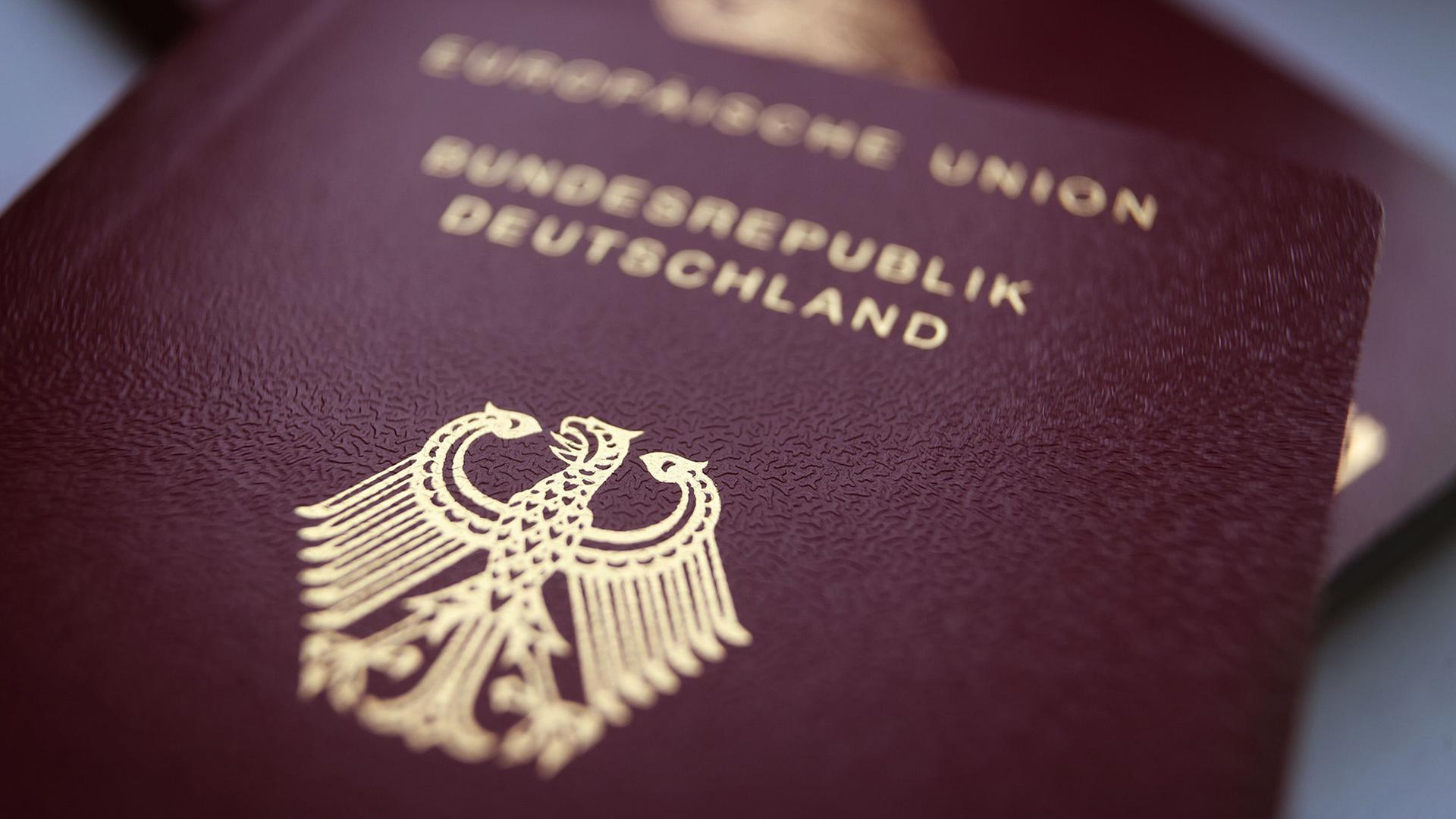 Ein Reisepass der Bundesrepublik Deutschland. | Karl-Josef Hildenbrand/dpa/dpa-t