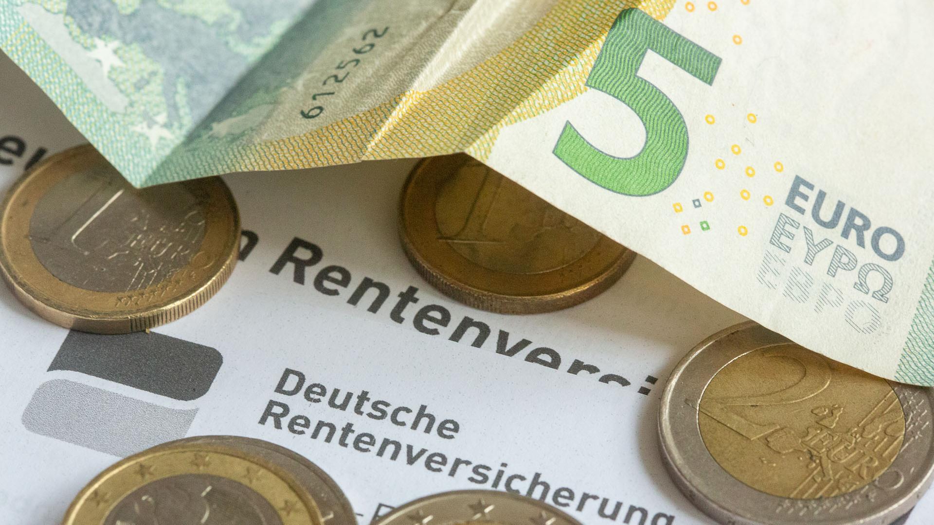 Münzen und eine Banknote liegen auf einer Renteninformation der Deutschen Rentenversicherung.  | dpa