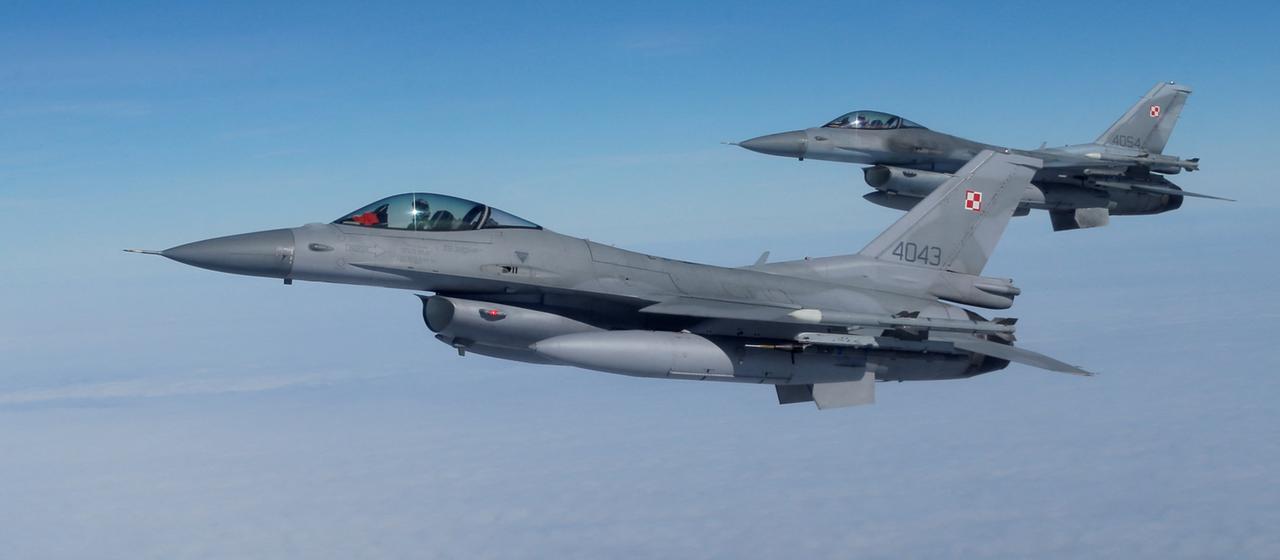F16-Kampfflugzeuge fliegen bei einer Presseveranstaltung im polnischen Malbork.