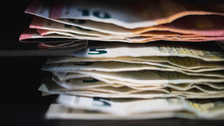 Geldscheine liegen auf einem Stapel.