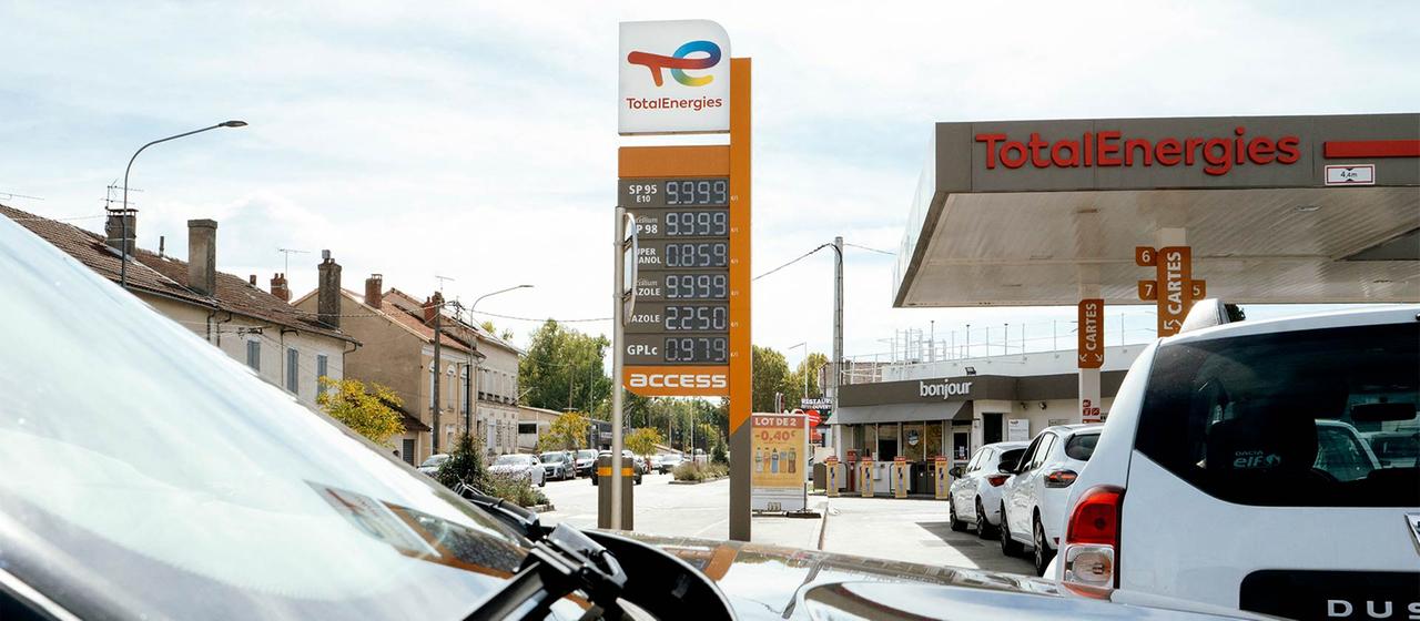 Kunden-Fahrzeuge bilden eine Schlange vor einer Total-Tankstelle, Frankreich.