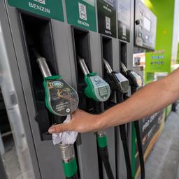 Ein Mann greift zum Zapfhahn einer Tankstelle in Asch (Tschechien). (Archivbild: 03.06.2025)