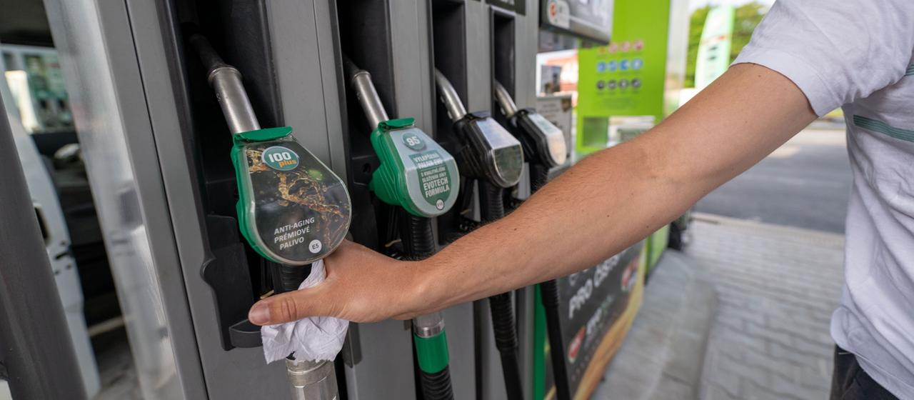 Ein Mann greift zum Zapfhahn einer Tankstelle in Asch (Tschechien). (Archivbild: 03.06.2025)