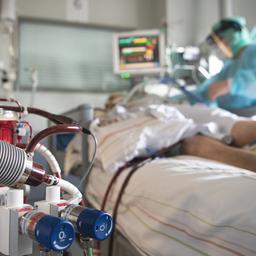 Eine Krankenschwester versorgt einen schwer an Corona erkrankten Patienten auf der Intensivstation des Klinikums in Fulda.