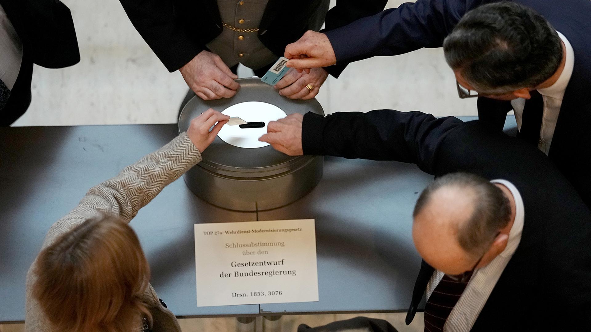 Image for Bundestag stimmt für neues Wehrdienstgesetz