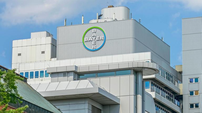 Bayer-Logo auf einem Firmengebäude in Berlin.