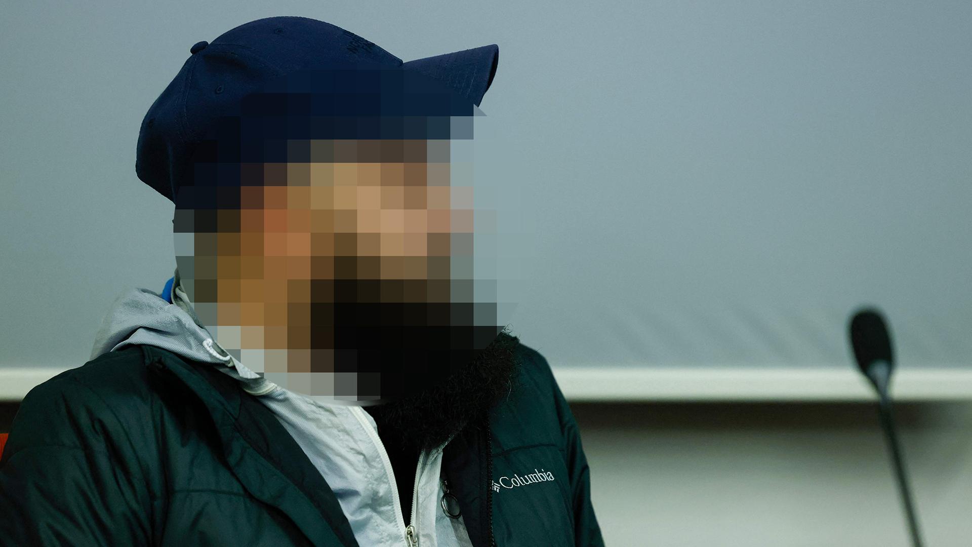 Dieter S. wartet im Gerichtssaal auf sein Urteil. | AFP