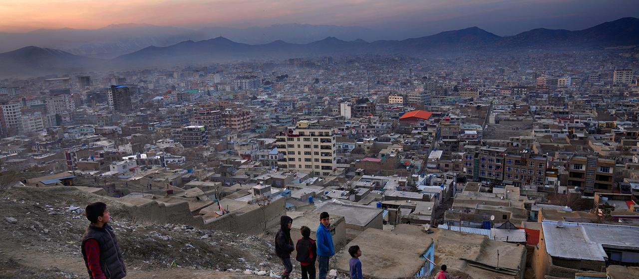 Jungen stehen auf einem Hügel mit Blick auf Kabul, Afghanistan. (Archivbild vom 27.02.2022)