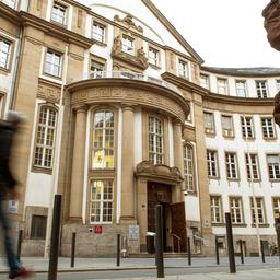 Das Land- und Amtsgericht Frankfurt von der Straße aus fotografiert. Davor ist ein Mensch zu sehen, wie er vorbeiläuft. Die Tür zum Gebäude steht offen.
