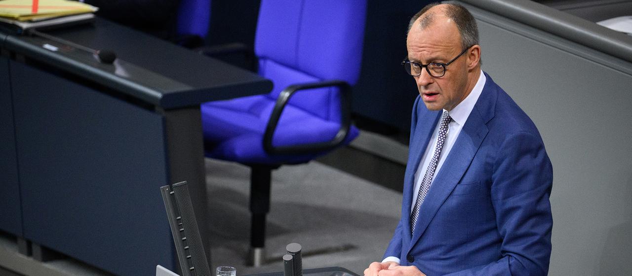 Friedrich Merz spricht im Bundestag.