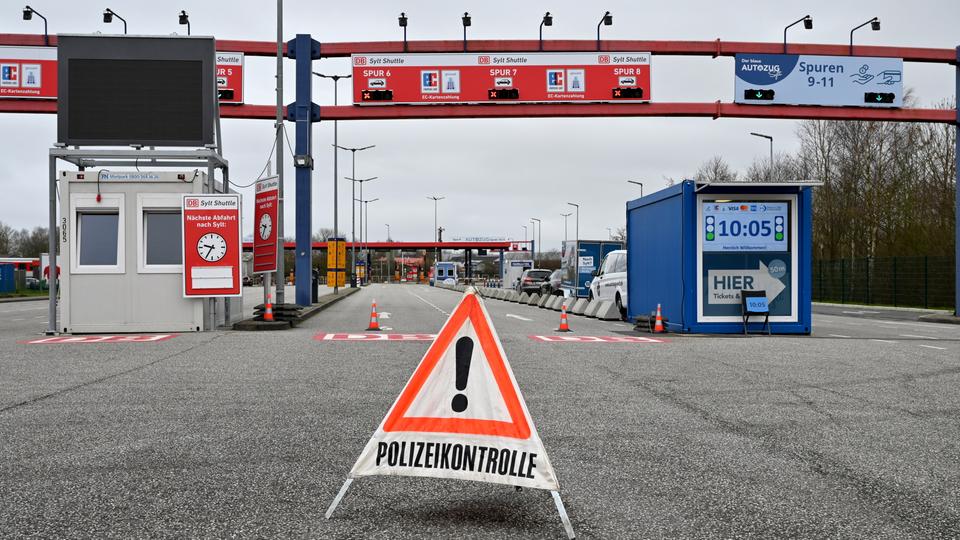 Ein Schild "Polizeikontrolle" steht in Niebüll an der Einfahrt zur Verladestation nach Sylt.