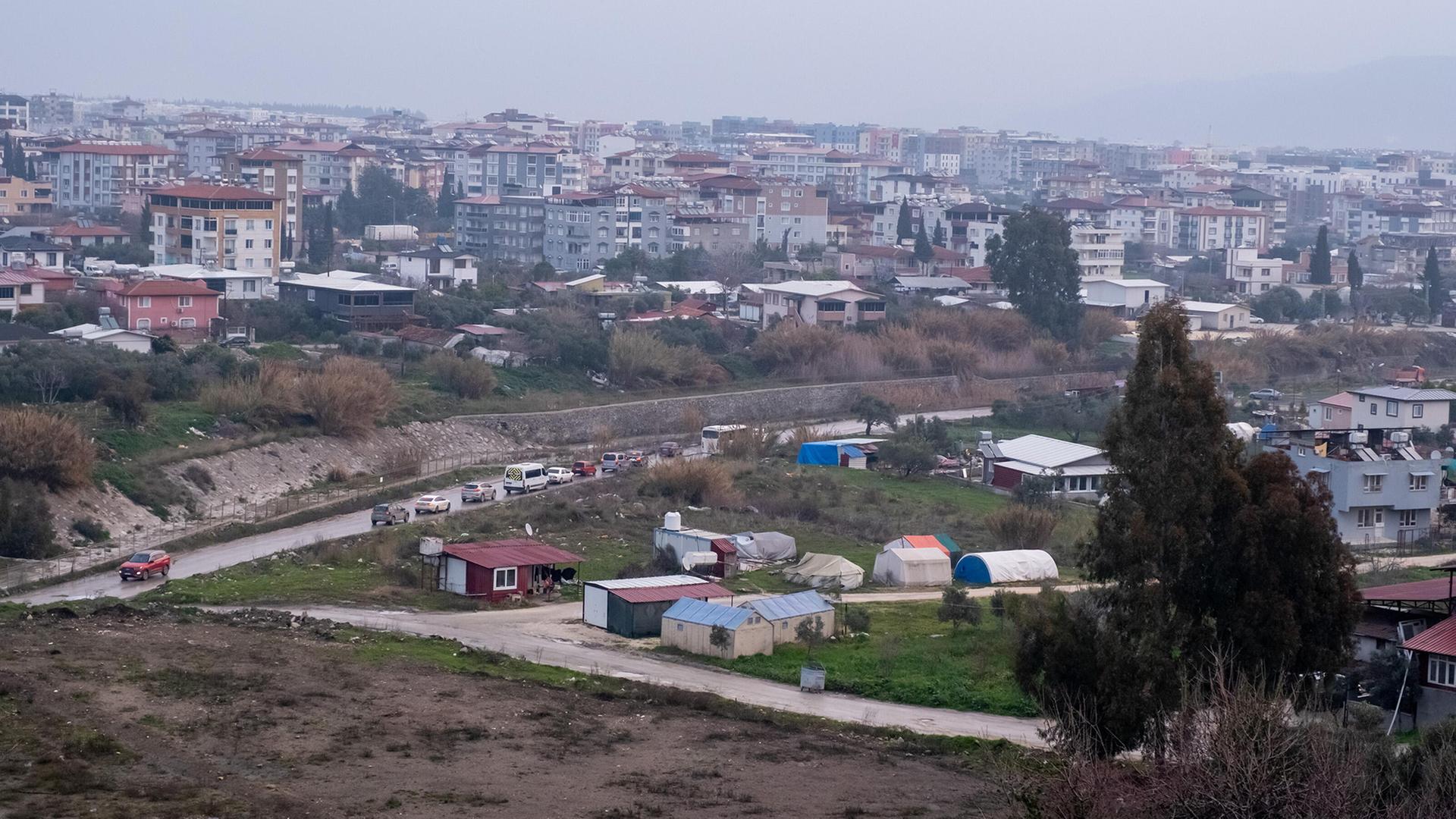 Zelte und Wohncontainer sind in Hatay (Türkei) zu sehen. | picture alliance / Sipa USA