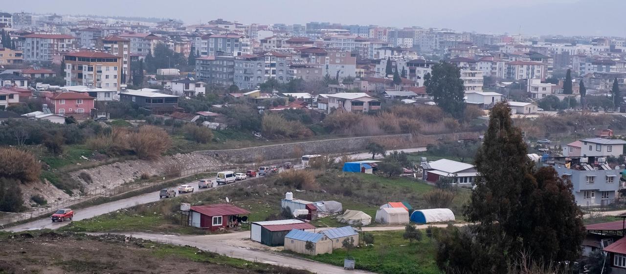 Zelte und Wohncontainer sind in Hatay (Türkei) zu sehen.