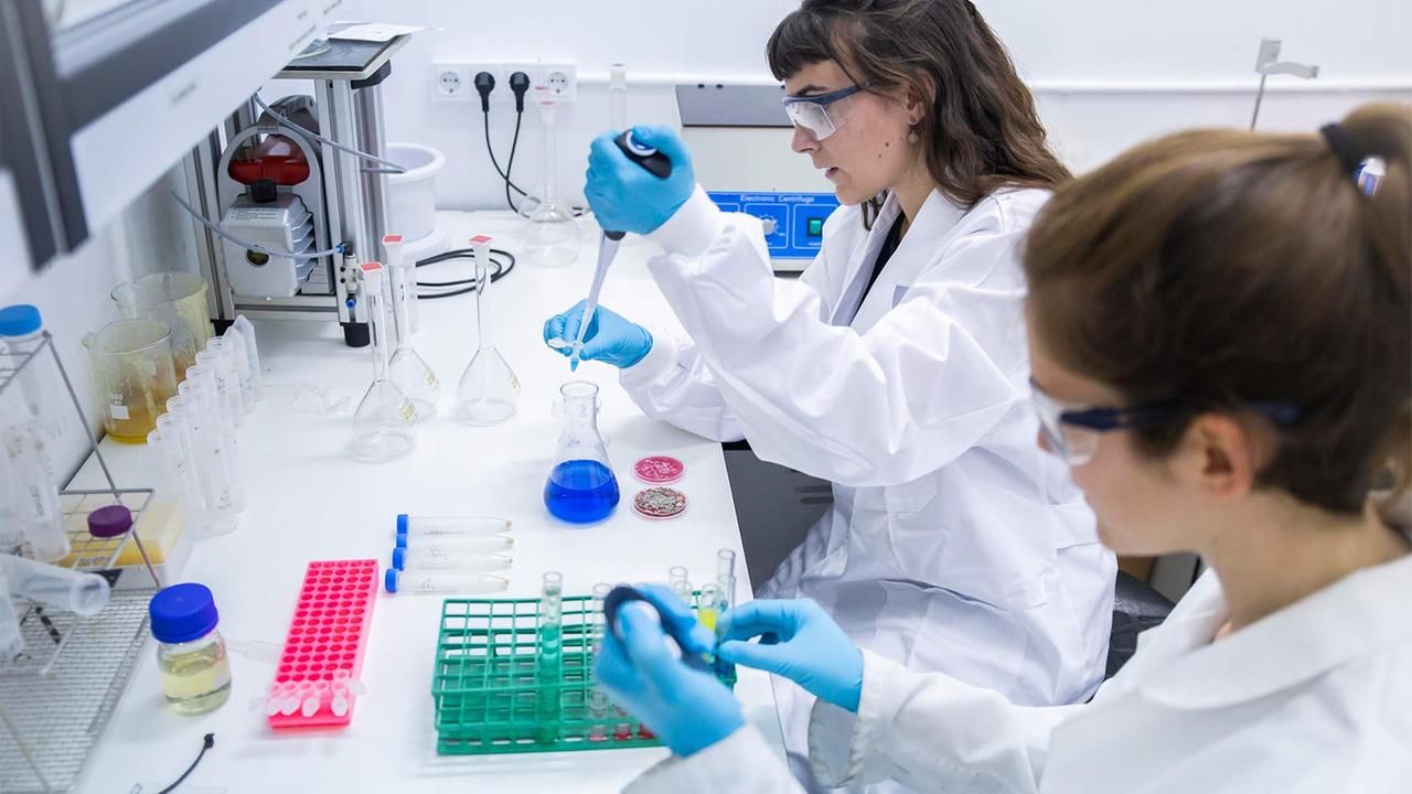 Mehr Geld für 585.000 Beschäftigte der Chemie- und Pharmakonzerne