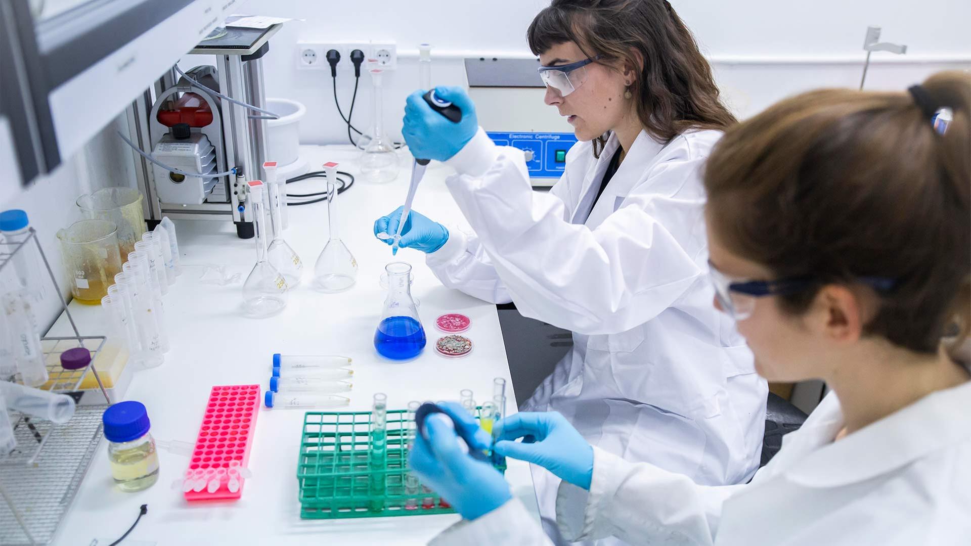 Zwei Mitarbeiterinnen in einem Chemie-Labor. | picture alliance / Westend61