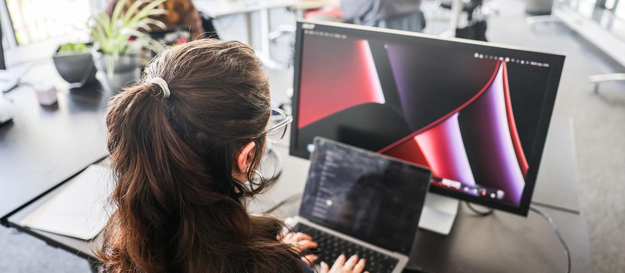 Blick in ein Großraumbüro.