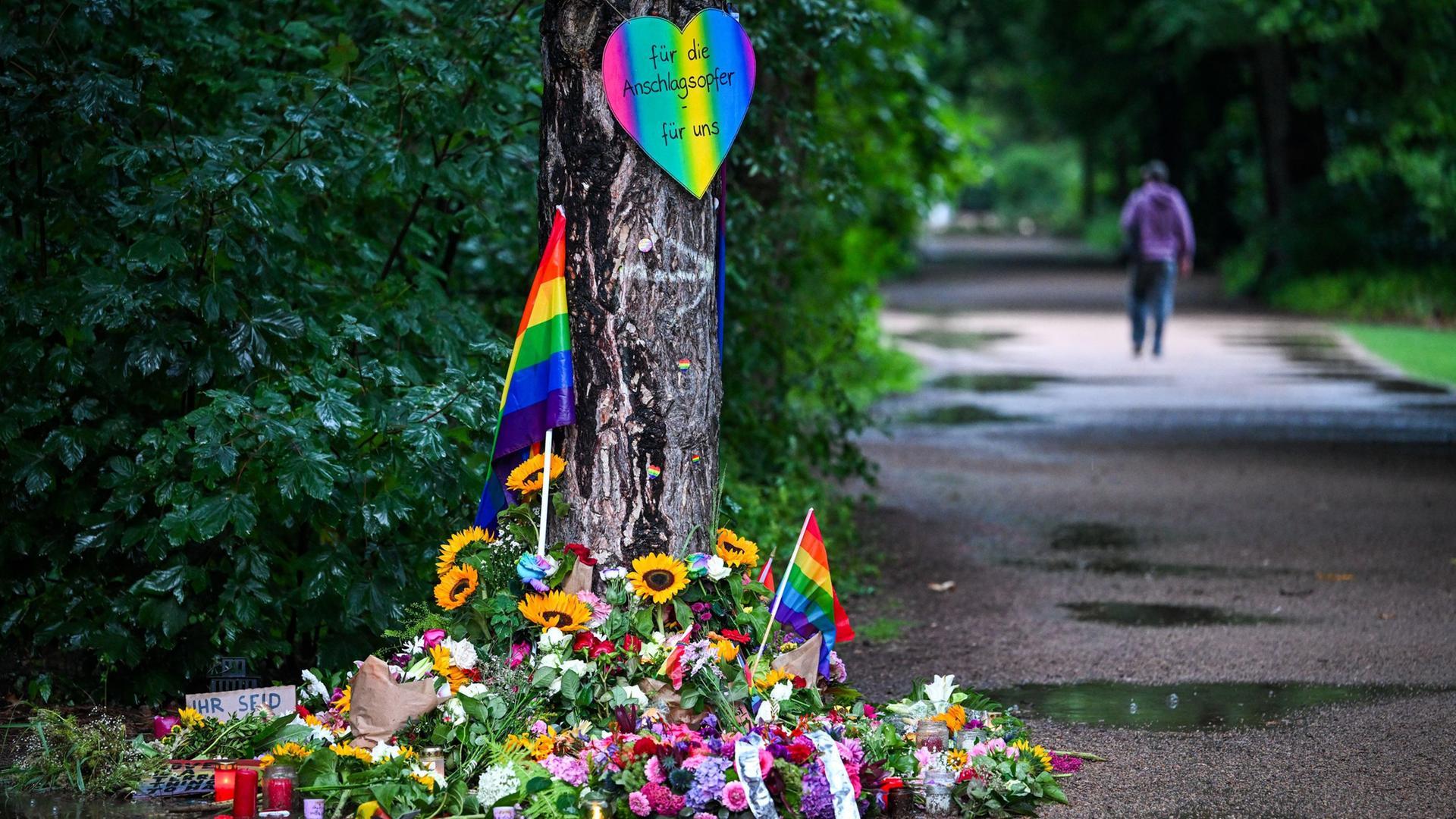 Am Ort des Anschlags im Berliner Tiergarten liegen Blumen und Kränze. | Soeren Stache/dpa
