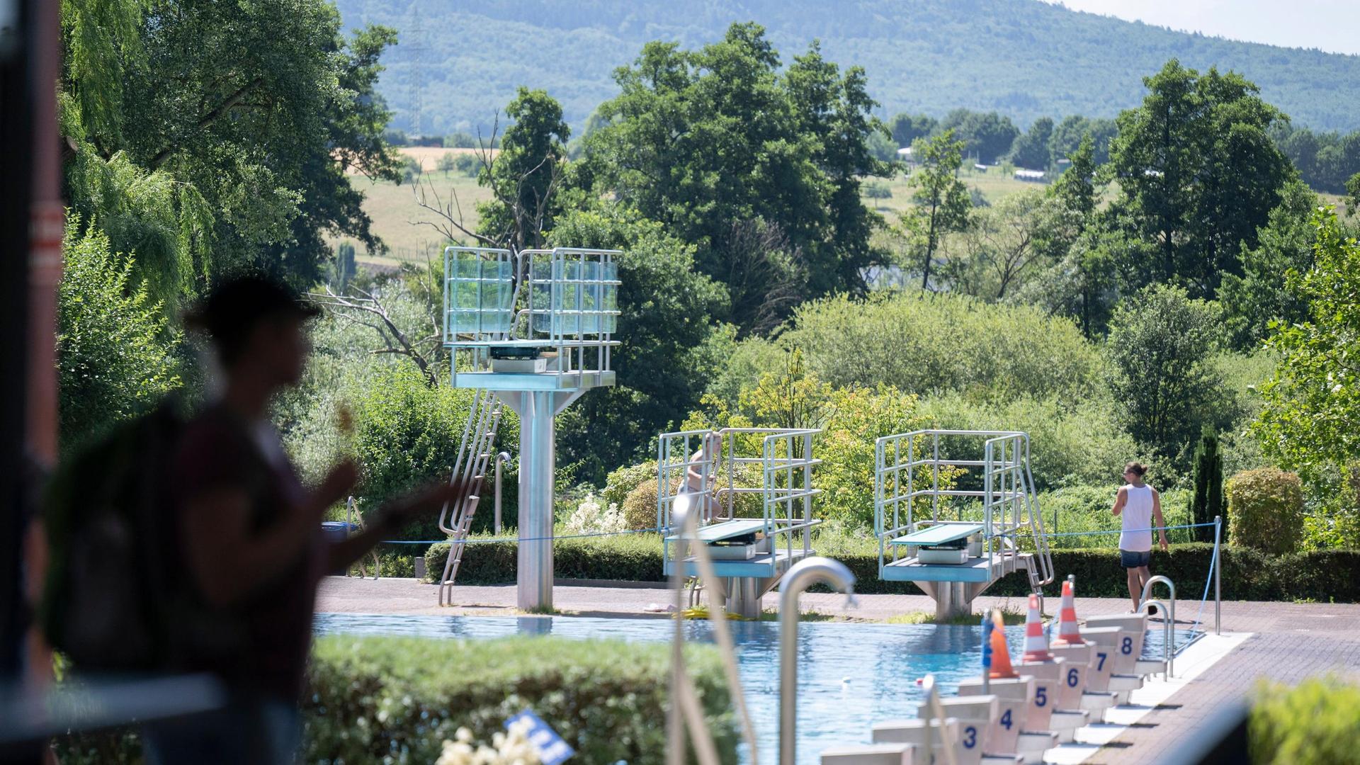 Prozess um Belästigungen im Freibad Gelnhausen: Angeklagte sprechen von Verwechslung