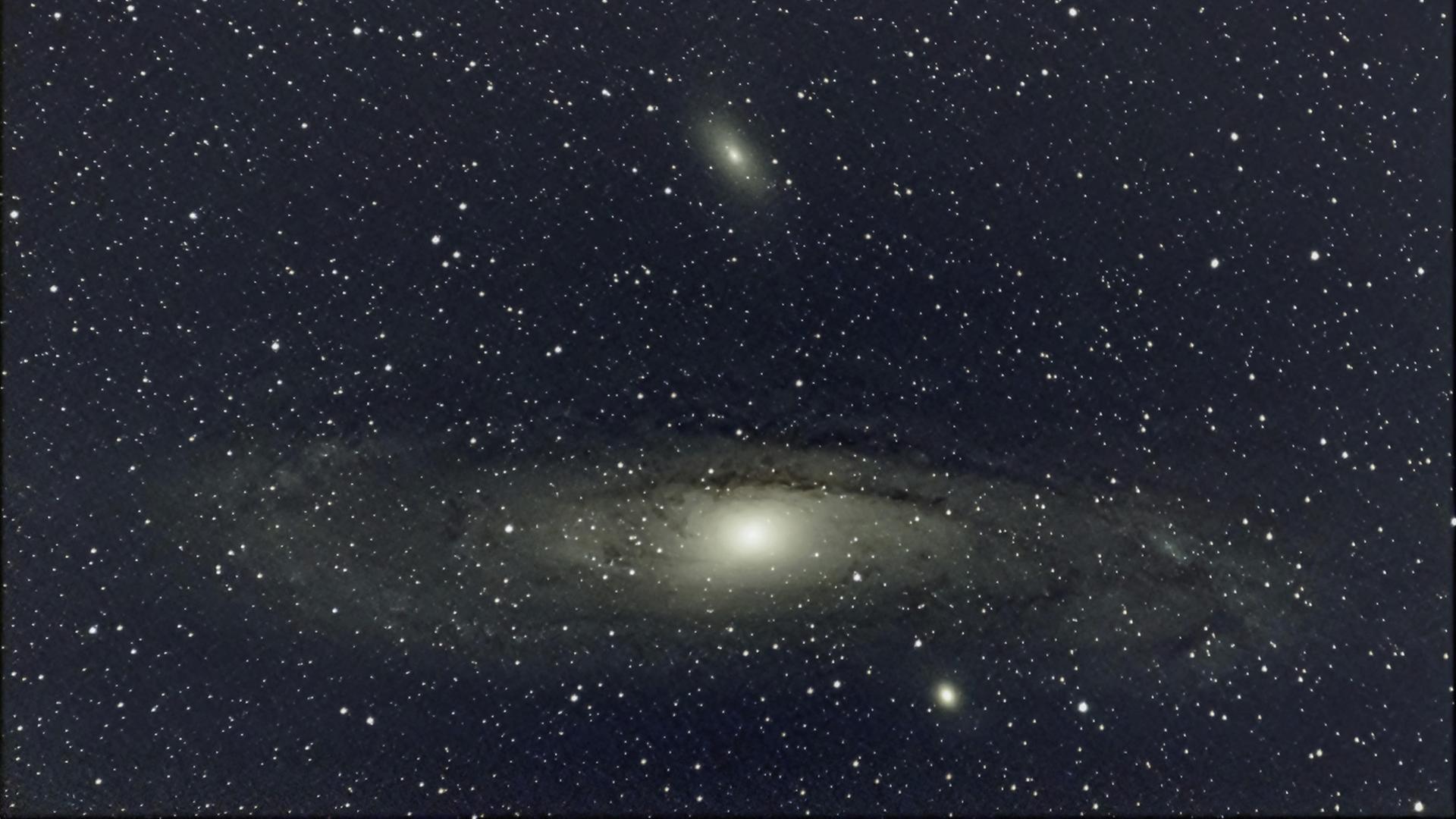 Nahaufnahme einer großen Spiralgalaxie (M 31, Andromedanebel) umgeben von unzähligen Sternen. | picture alliance / imageBROKER