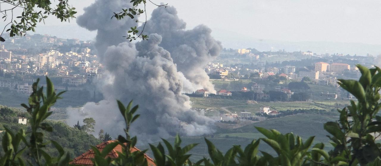 Rauch steigt auf nach einem mutmaßlich israelischen Angriff im Libanon.