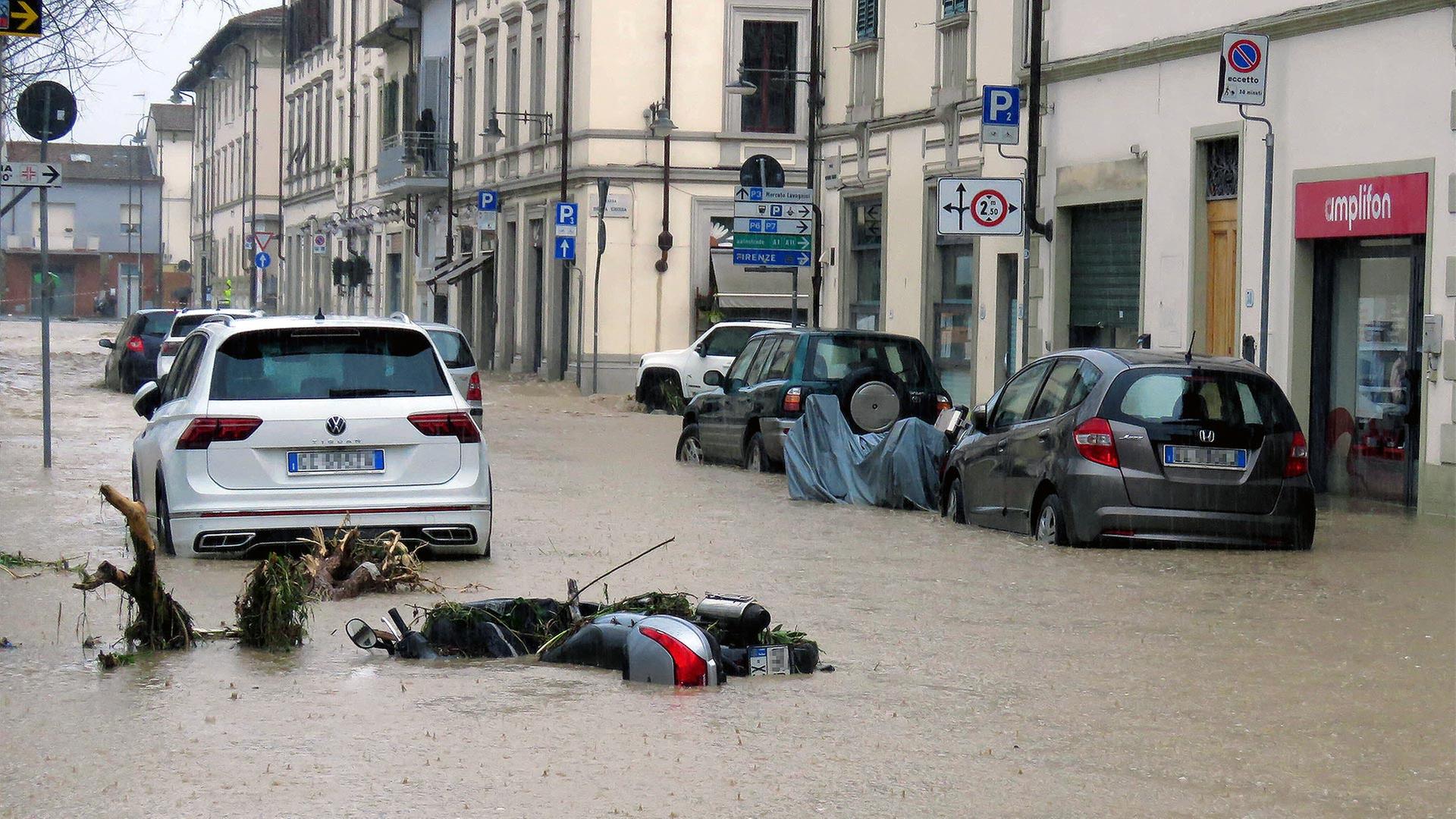 Überschwemmte Straße in Florenz, Italien. | picture alliance / abaca