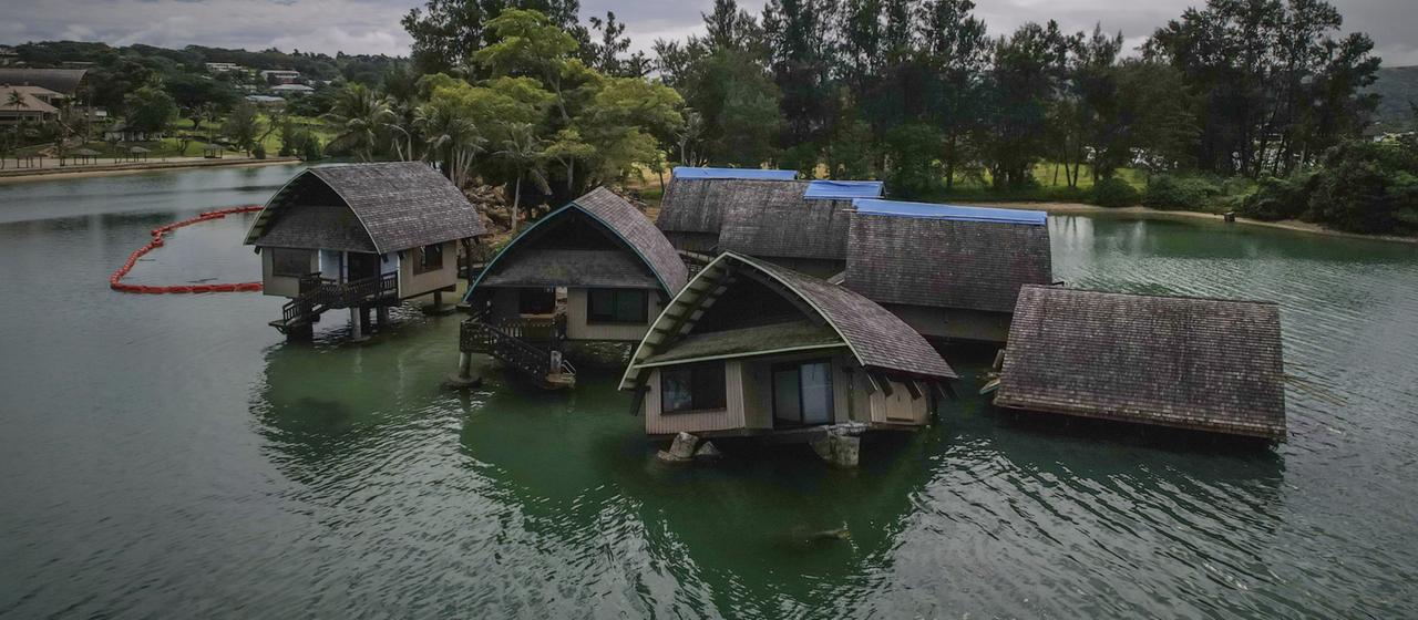 Häuser auf der Insel Efate des Staates Vanuatu versinken im Wasser.