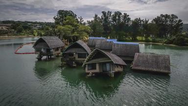 Häuser auf der Insel Efate des Staates Vanuatu versinken im Wasser.