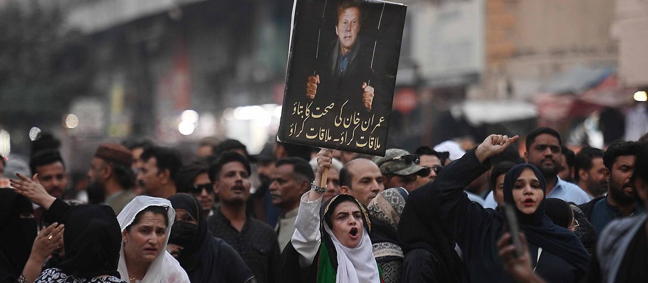 Protestierende halten ein Bild von Imran Khan.