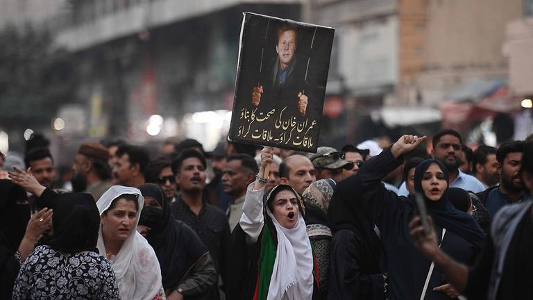 Protestierende halten ein Bild von Imran Khan.