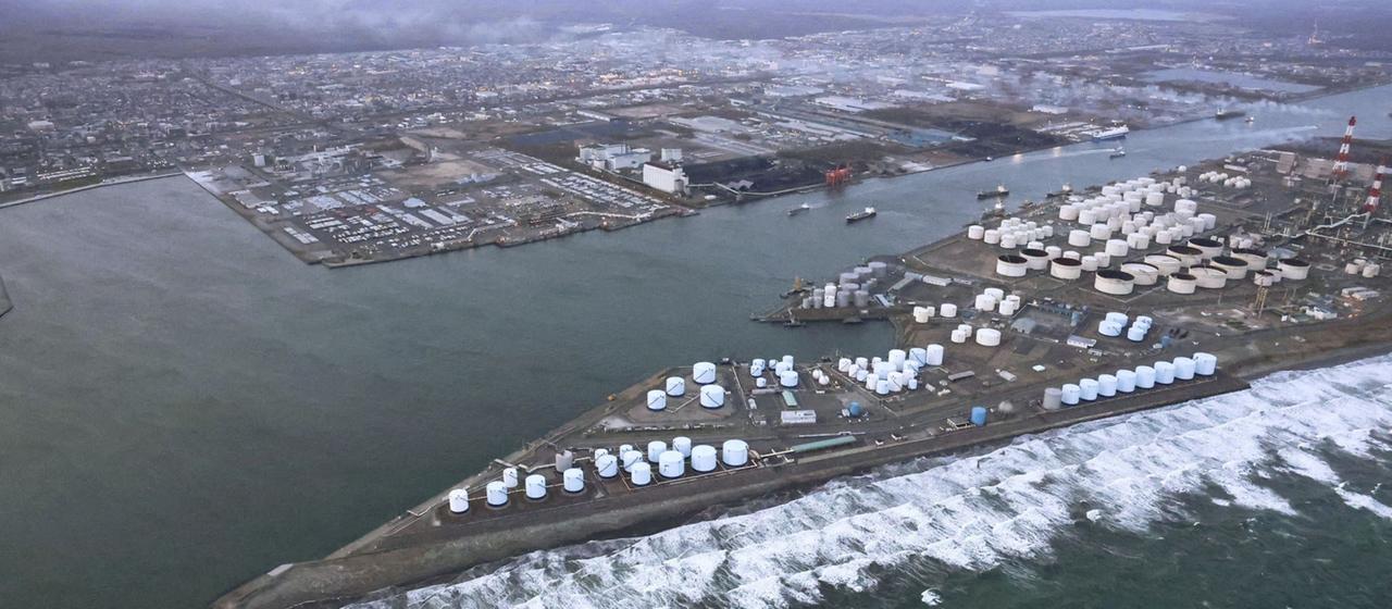 Wellen schlagen an die Küste von Tomakomai in der Präfektur Hokkaido (Japan).