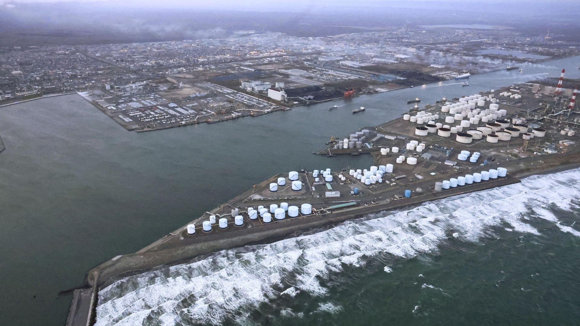 Wellen schlagen an die Küste von Tomakomai in der Präfektur Hokkaido (Japan). | via REUTERS