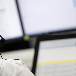 Eine Beamte arbeitet während eines Rundgangs im neuen Polizeipräsidium Südosthessen in der Leitstelle, in der die Notrufe ankommen.